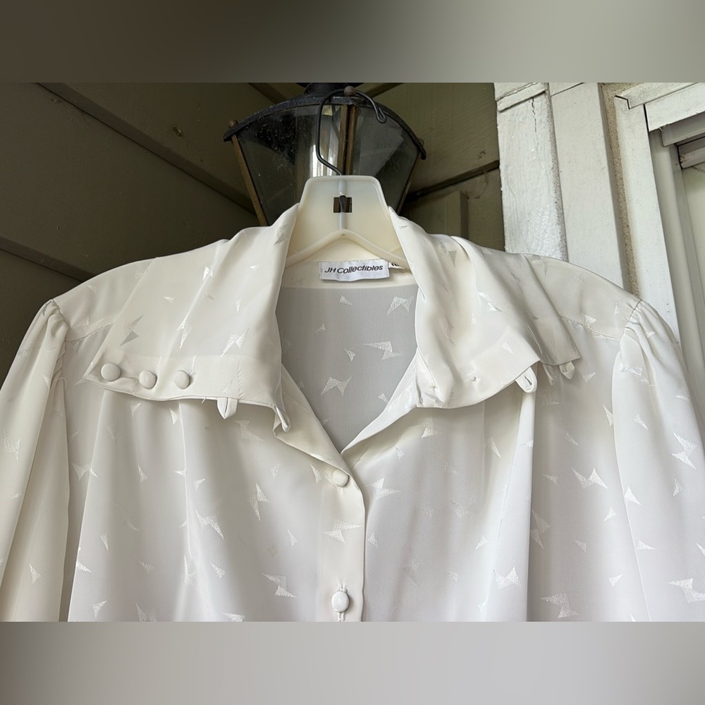 Vintage JH Collectibles Ivory Blouse with two ways to wear collar. Fab & classy.